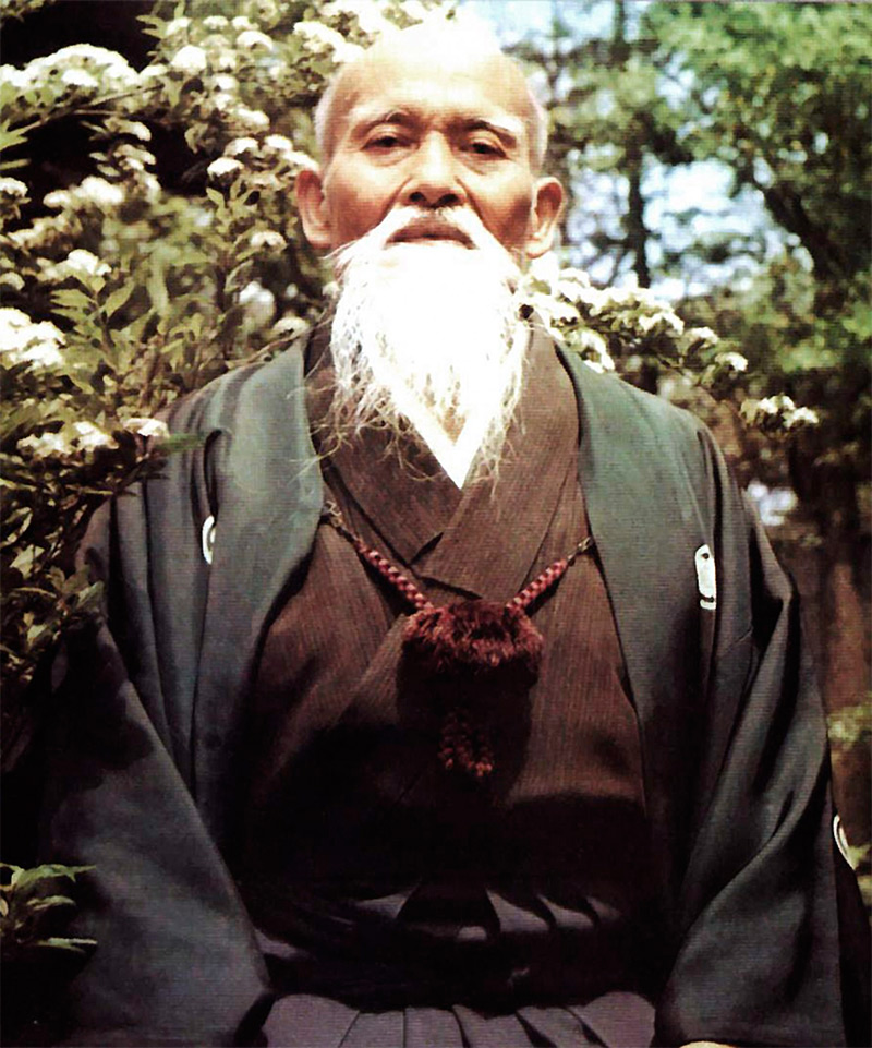 Portrait de Morihei Ueshiba dans un jardin