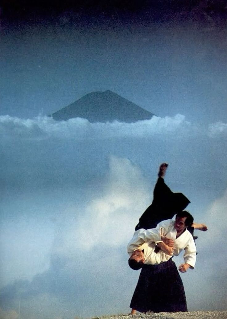 Tamura executant un Koshi avec en fond le mont Fudji